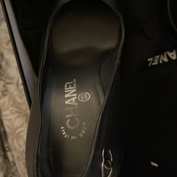 Chanel Interlocking CC Logo Leather Pumps 9 - Picture 8 of 11